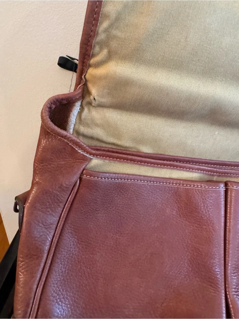 Levenger Tusting Clipper Leather Messenger Bag Made In England